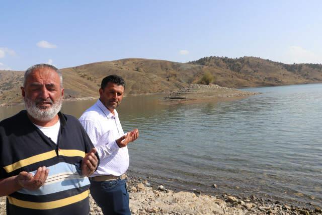 Gölet Sularının Ortasında Kalan Yakınlarının Mezarlarına, Uzaktan Bakarak Dua Ediyorlar