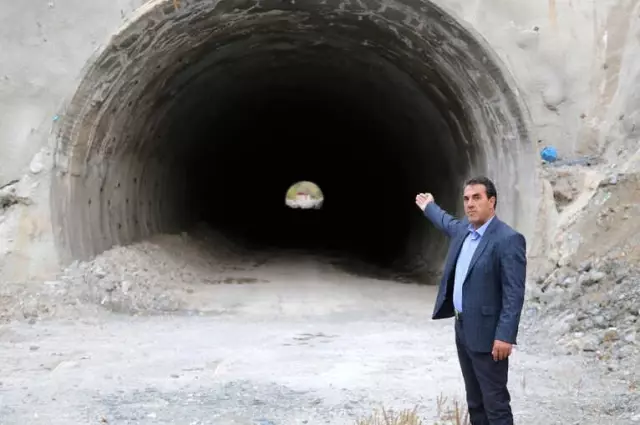Gümüşhane'deki 'Aynalı Viraj Tüneli' İnşaatı Tepki Çekiyor Gümüşhane'deki 'Aynalı Viraj Tüneli' İnşaatı Tepki Çekiyor