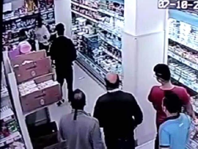 Markette Alışveriş Yapan Genç Kıza Yumruk Atan Saldırgan Kamereda