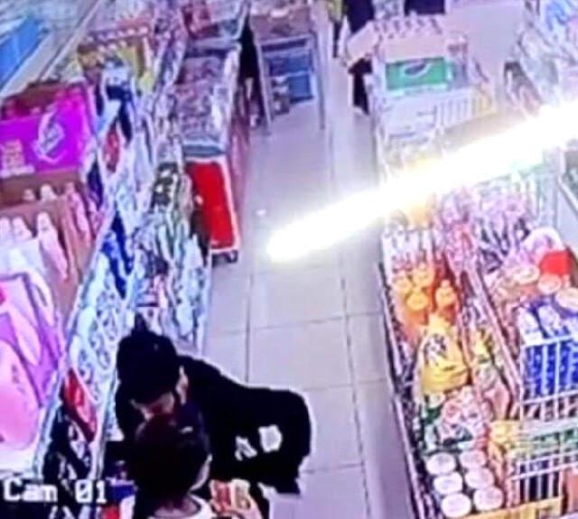 Markette Alışveriş Yapan Genç Kıza Yumruk Atan Saldırgan Kamereda