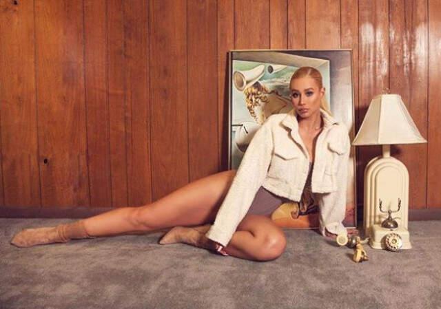 Ünlü Şarkıcı Iggy Azalea'dan Pelüş Oyuncaklı Kışkırtıcı Paylaşım!