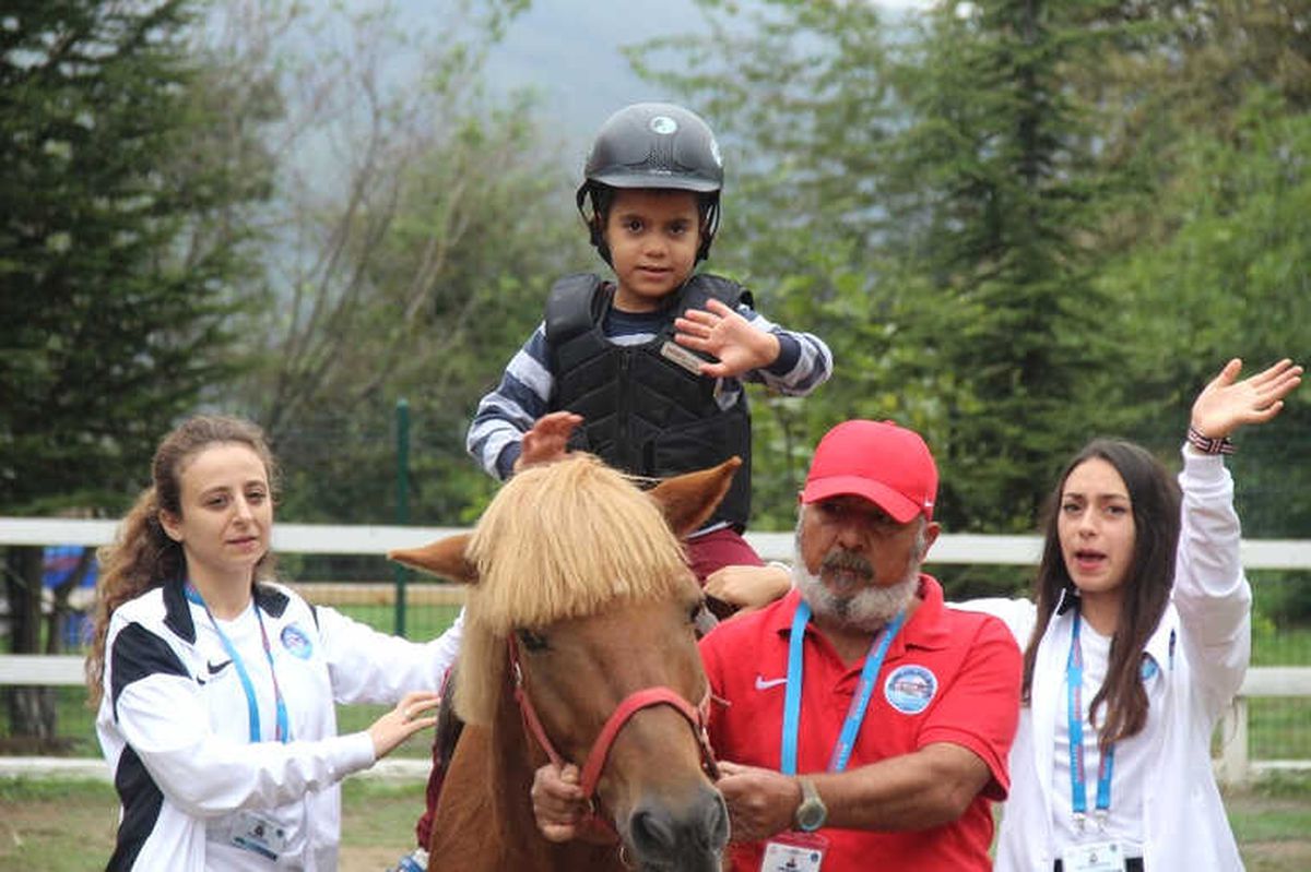 4 Yaşına Kadar Konuşamayan Hasan, At ve Havuz Terapisi ile 3 Ayda Otizmi Yendi