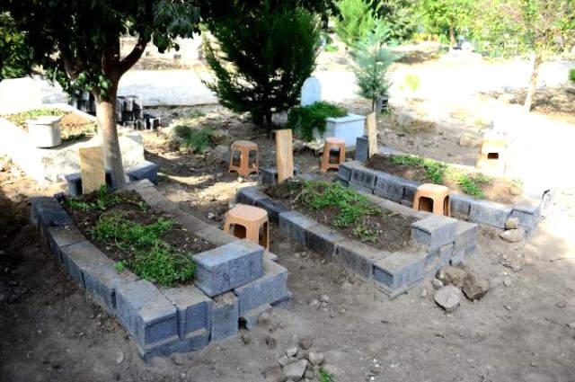 Anneleri Tarafından Katledilen 3 Kardeş Yan Yana Defnedildi