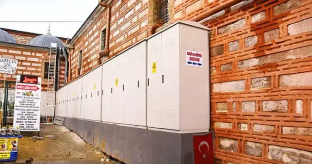 Çivi Çakılması Bile Yasak Olan Mısır Çarşısı'nın Dış Duvarlarına Elektrik Panosu Konuldu Çivi Çakılması Bile Yasak Olan Mısır Çarşısı'nın Dış Duvarlarına Elektrik Panosu Konuldu