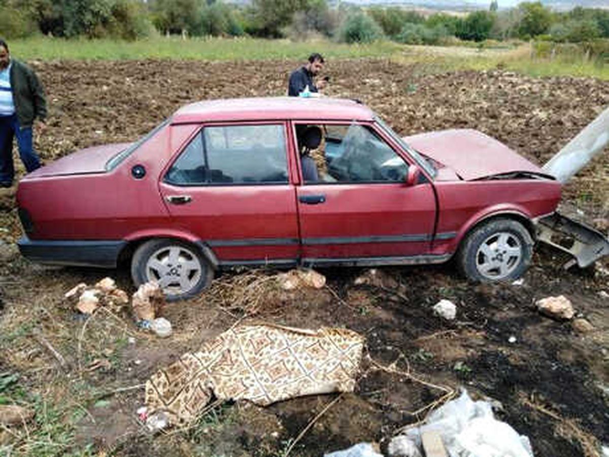 Devrilen Otomobildeki Sürücü Öldü, Eşi Yaralı