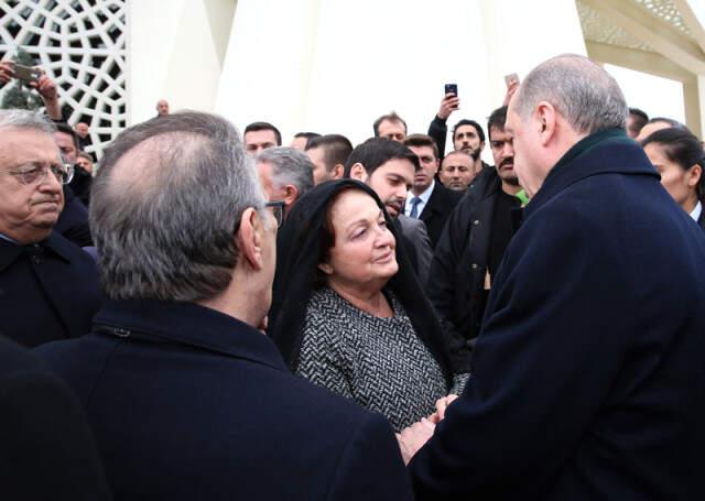 Mesut Yılmaz, Her Cuma Kabrini Ziyaret Ettiği Oğluyla Uzun Uzun Konuşuyor