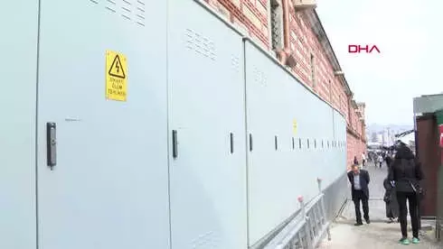 Çivi Çakılması Bile Yasak Olan Mısır Çarşısı'nın Dış Duvarlarına Elektrik Panosu Konuldu Çivi Çakılması Bile Yasak Olan Mısır Çarşısı'nın Dış Duvarlarına Elektrik Panosu Konuldu