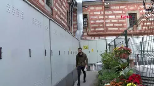 Çivi Çakılması Bile Yasak Olan Mısır Çarşısı'nın Dış Duvarlarına Elektrik Panosu Konuldu Çivi Çakılması Bile Yasak Olan Mısır Çarşısı'nın Dış Duvarlarına Elektrik Panosu Konuldu
