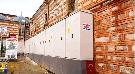 Çivi Çakılması Bile Yasak Olan Mısır Çarşısı'nın Dış Duvarlarına Elektrik Panosu Konuldu Çivi Çakılması Bile Yasak Olan Mısır Çarşısı'nın Dış Duvarlarına Elektrik Panosu Konuldu