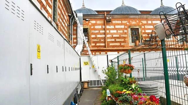 Mısır Çarşısı'nın Dış Duvarlarına Elektrik Panosu Konuldu