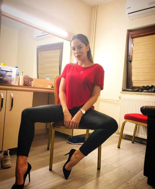 Oyuncu Merve Sevi'den Kuliste Hayranlarına İlginç Bacak Pozu