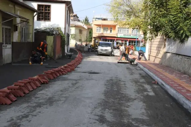 Gazipaşa Mahallesi'nde Kaldırım Çalışmaları Gazipaşa Mahallesi'nde Kaldırım Çalışmaları