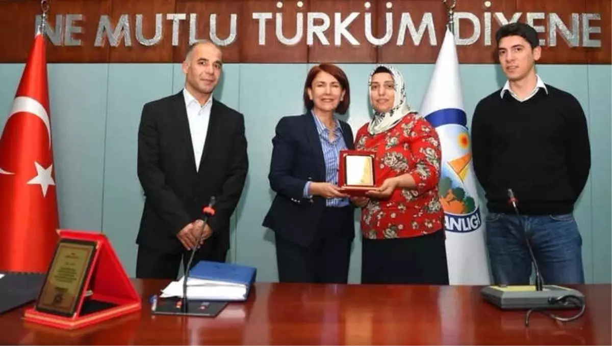 Görme Engelli Çifte Destek Olan Görevliler Avcılar'da Ayın Çalışanı Oldu