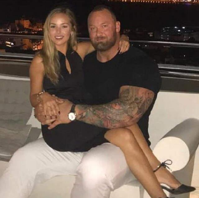 Haf?ór Júlíus Björnsson ile Kelsey Henson Dünya Evine Girdi