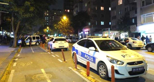 Kadıköy'de Cezaevi Firarisinin Yoldan Geçenleri Bıçaklama Anı, Kameralara Yansıdı