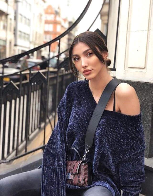 Özge Ulusoy'un Söyleşide Kadınlarla İlgili Yaptığı Açıklama Dakikalarca Alkışlandı