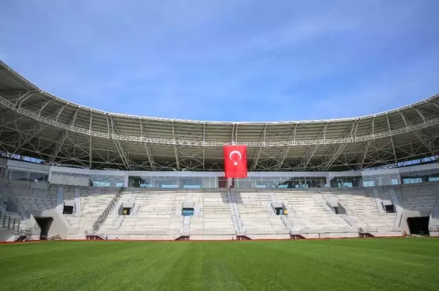 Yeni Ordu Stadında Çim Serme İşlemi Bitti Yeni Ordu Stadında Çim Serme İşlemi Bitti
