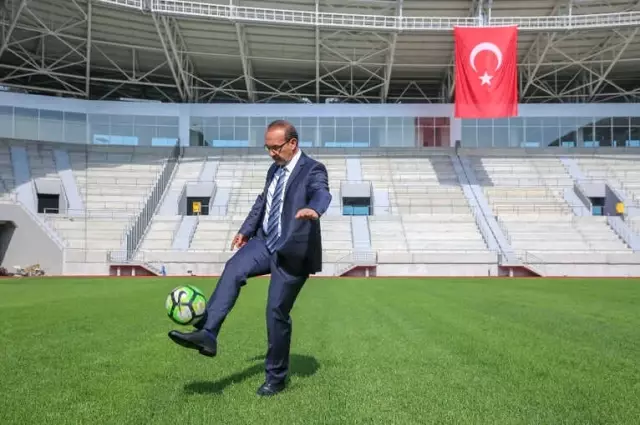 Yeni Ordu Stadında Çim Serme İşlemi Bitti Yeni Ordu Stadında Çim Serme İşlemi Bitti