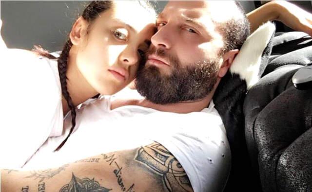 Berkay'dan Eşi Özlem Ada'ya 'Çirkin' Diyen Takipçiye Ayar