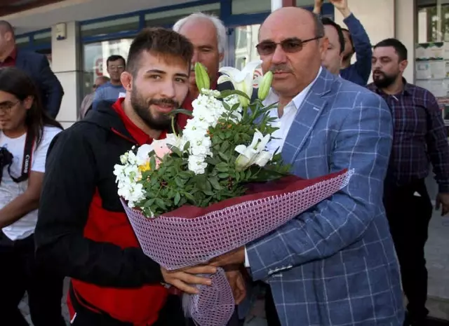 Dünya 3.'sü Süleyman Atlı Memleketinde Coşkuyla Karşılandı Dünya 3.'sü Süleyman Atlı Memleketinde Coşkuyla Karşılandı
