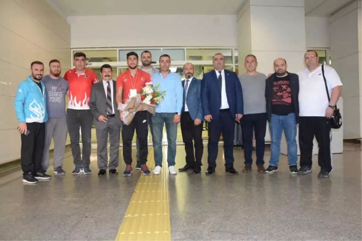 Manisa Büyükşehir'in Gururu Şişmanlar Coşkuyla Karşılandı
