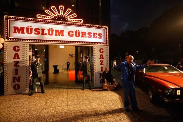Muhterem Nur, Müslüm Filminin Galasında Müslüm Gürses'in Balmumu Heykelini Görünce Gözyaşlarına Hakim Olamadı