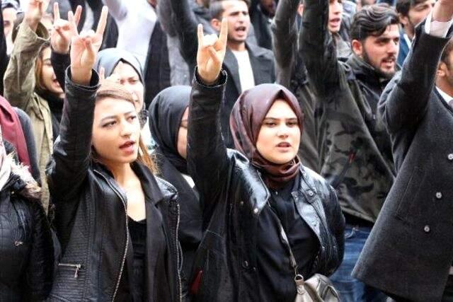 Üniversite Öğrencileri, Danıştay'ın Andımız Kararına Karşı Çıkanları Protesto Etti