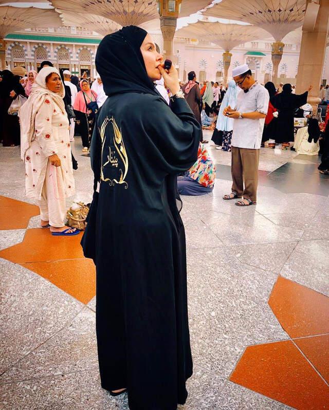 Cesur Pozlarıyla Bir Döneme Damga Vuran Pınar Eliçe Umreye Gitti