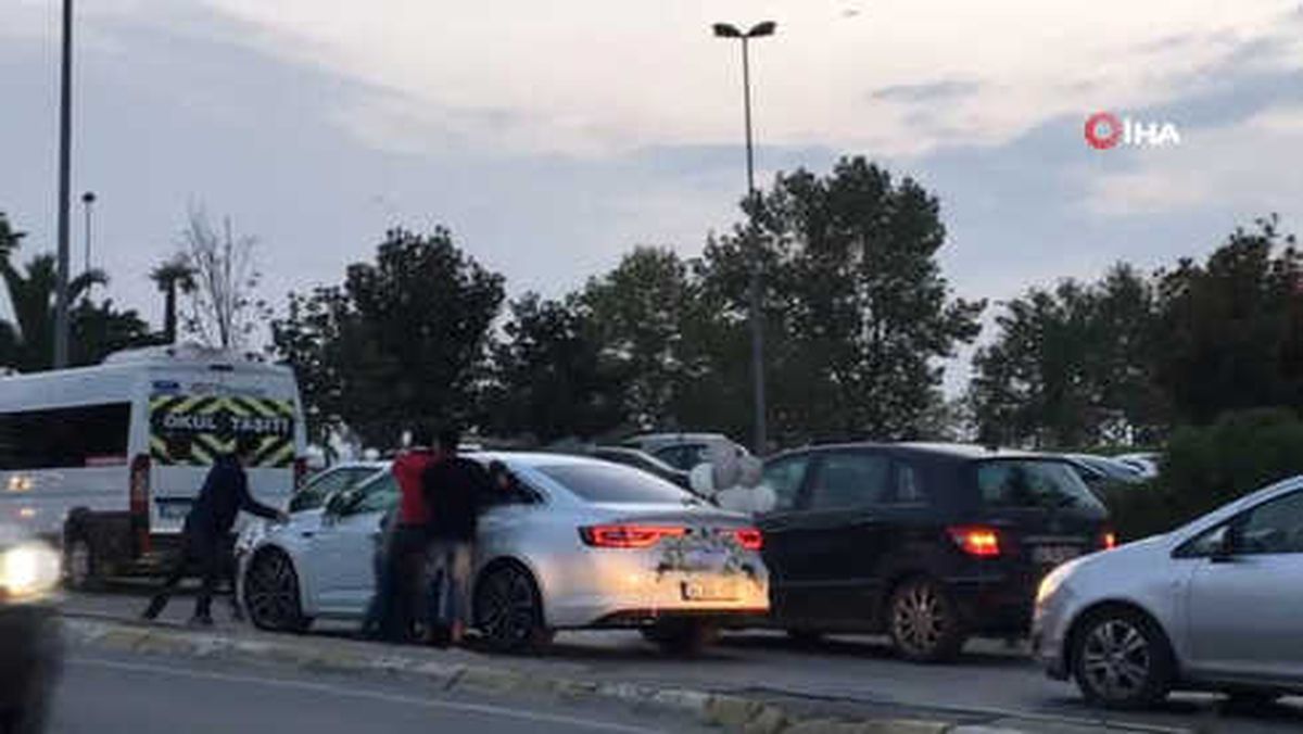 Çocuklar Gelin Arabasından Para Almak İçin Ölümü Göze Aldılar