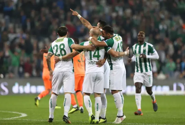 Haftanın Açılış Maçında Bursaspor, Alanyaspor'u İlk Yarıda Bulduğu Gollerle 2-0 Yendi Haftanın Açılış Maçında Bursaspor, Alanyaspor'u İlk Yarıda Bulduğu Gollerle 2-0 Yendi