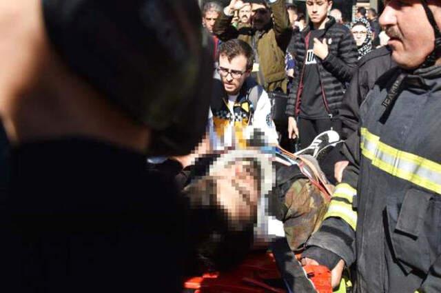 İş Merkezinin 42. Katından Atladı, Avm'nin Çatısına Düşerek Ağır Yaralandı