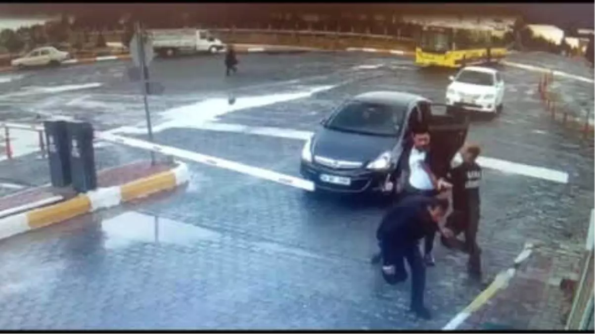 Kimlik Soran Güvenlik Görevlisine Saldırı Kamerada