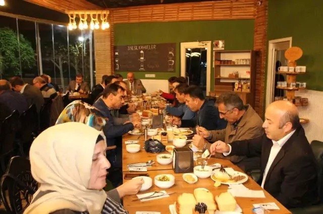 Başkan Yemenici Teşekkür Belgesi Takdim Etti Başkan Yemenici Teşekkür Belgesi Takdim Etti