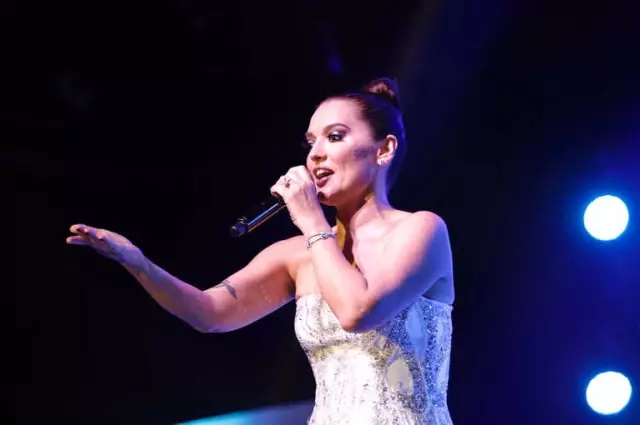Tunceli'deki Şehitler İçin Gözyaşlarına Boğulan Demet Akalın, Konser Gelirini Mehmetçik Vakfına Bağışladı Tunceli'deki Şehitler İçin Gözyaşlarına Boğulan Demet Akalın, Konser Gelirini Mehmetçik Vakfına Bağışladı