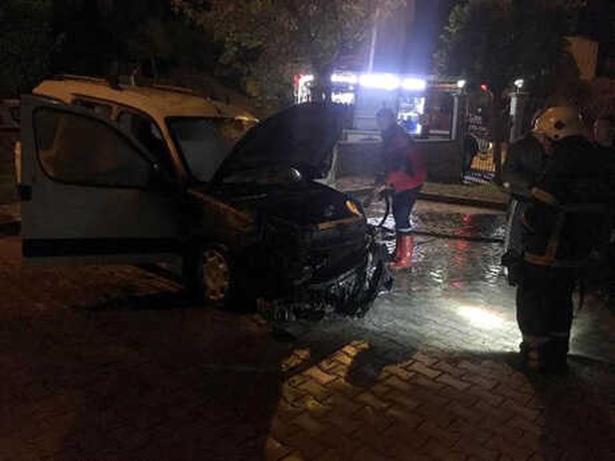 Otoparktaki Hafif Ticari Araç Yandı