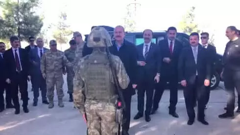 Soylu, Suriye Sınırındaki 3. Hudut Alay Komutanlığını Ziyaret Etti Soylu, Suriye Sınırındaki 3. Hudut Alay Komutanlığını Ziyaret Etti