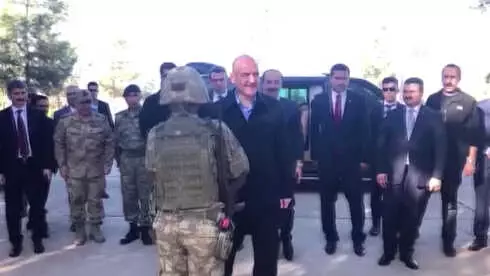 Soylu, Suriye Sınırındaki 3. Hudut Alay Komutanlığını Ziyaret Etti Soylu, Suriye Sınırındaki 3. Hudut Alay Komutanlığını Ziyaret Etti