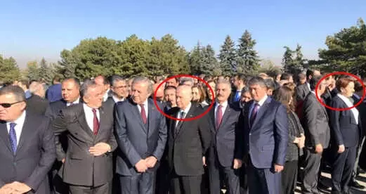Anıtkabir'deki Törende Dikkat Çeken Görüntü: Bahçeli, Akşener'i Görmezden Geldi Anıtkabir'deki Törende Dikkat Çeken Görüntü: Bahçeli, Akşener'i Görmezden Geldi