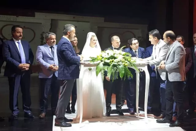 Bursa Siyasetini Bir Araya Getiren Düğün Bursa Siyasetini Bir Araya Getiren Düğün