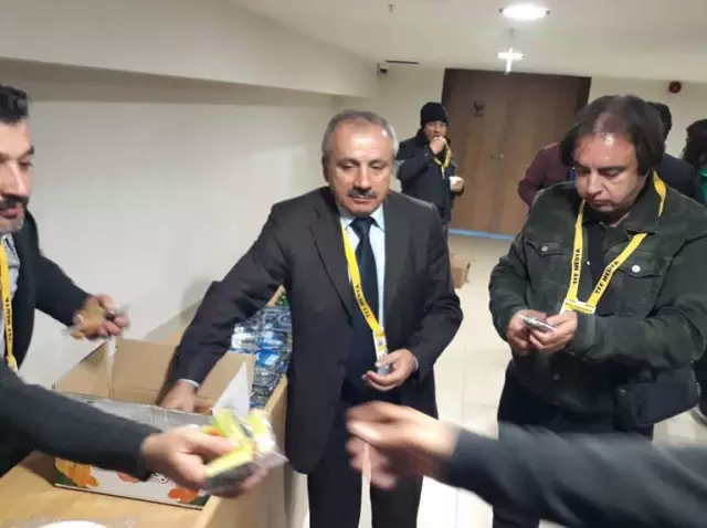 Galatasaray Maçını Takip Eden Gazetecilere ve Protokole Kayısı İkramı