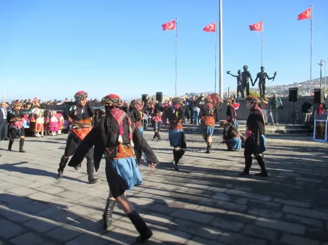 Kuşadası'nda 95. Yıl Coşkusu Kuşadası'nda 95. Yıl Coşkusu