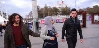 Yürüyen Merdivenler: Taksim'de Suriyeli 3 Kadın, Filistinli 6 Kadını Takip Edip Gasp Etti Yürüyen Merdivenler: Taksim'de Suriyeli 3 Kadın, Filistinli 6 Kadını Takip Edip Gasp Etti