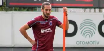 Trabzonsporlu futbolcu Yusuf Yazıcı, sokakta posteri ile konuşan taraftarla buluştu Trabzonsporlu futbolcu Yusuf Yazıcı, sokakta posteri ile konuşan taraftarla buluştu
