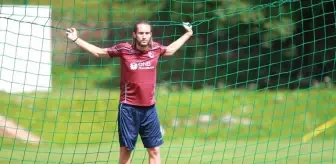 Trabzonsporlu futbolcu Yusuf Yazıcı, sokakta posteri ile konuşan taraftarla buluştu Trabzonsporlu futbolcu Yusuf Yazıcı, sokakta posteri ile konuşan taraftarla buluştu
