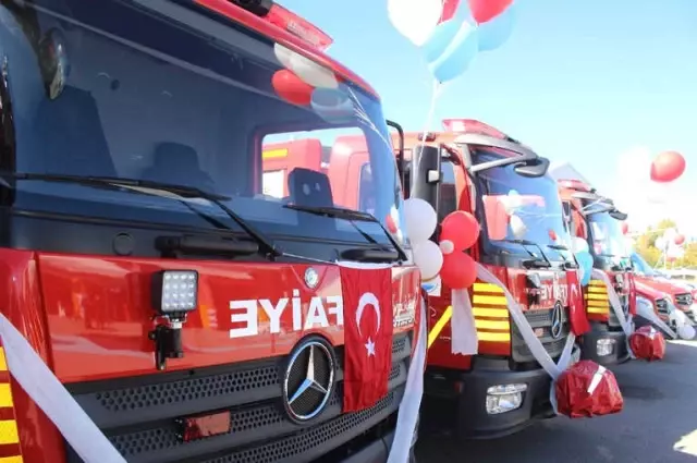 Van'da İtfaiyenin Yeni Araçları Tanıtıldı Van'da İtfaiyenin Yeni Araçları Tanıtıldı