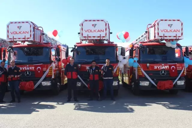 Van'da İtfaiyenin Yeni Araçları Tanıtıldı Van'da İtfaiyenin Yeni Araçları Tanıtıldı