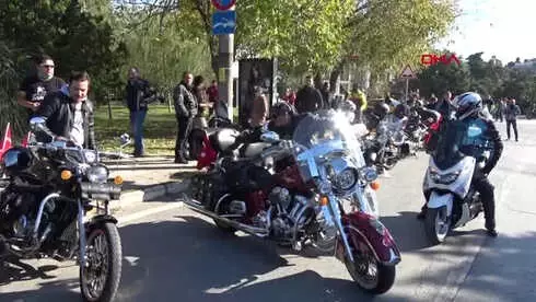 Yüzlerce Motosikletliden Cumhuriyet Korteji Yüzlerce Motosikletliden Cumhuriyet Korteji