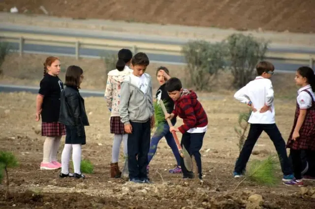 Aliağa'da Minikler Cumhuriyet'in 95. Yılına Özel Fidan Dikti