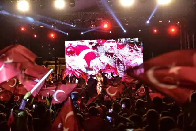 Cumhuriyet Coşkusu İrem Derici Konseriyle Taçlandı Cumhuriyet Coşkusu İrem Derici Konseriyle Taçlandı