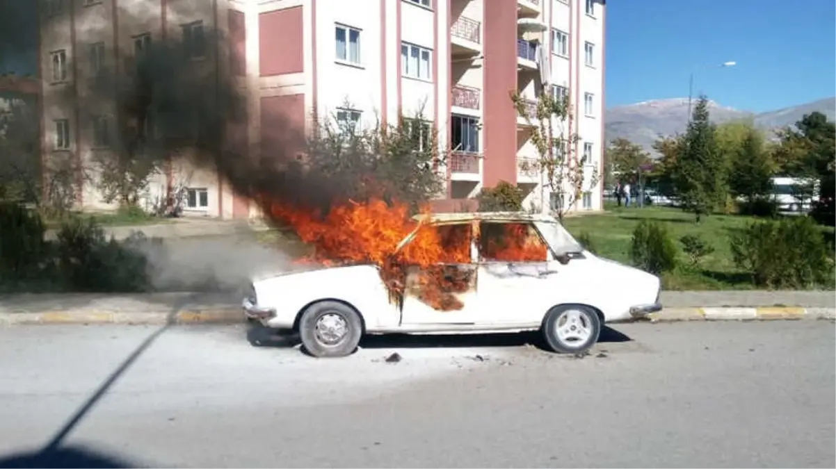 Erzincan'da Park Halindeki Otomobil Yandı